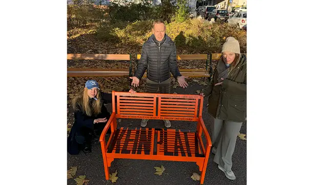Laut WHO ist jede ditte Frau unter 50 Jahren von Gewalt betroffen. Die Grünen Innere Stadt wollen mit ihrer orangen Parkbank ein Zeichen gegen Gewalt an Frauen setzen. | Foto: Grüne Innere Stadt