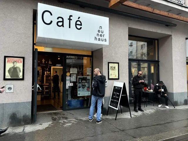Das soziale "Neunerhaus Café" liegt nahe am Platz. | Foto: Nathanael Peterlini/MeinBezirk