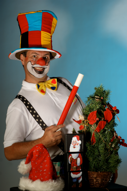 Zwischen Polizei und Clown: Als "Poppo" macht Siegfried Krische Kindergartenkinder auf die Gefahren im Straßenverkehr aufmerksam.  | Foto: privat