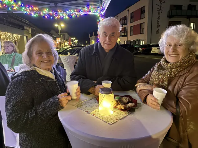 Hertha Federspiel (rechts), Rudi Werkovits und Hermi Fuchs beim adventlichen Beisammensein. | Foto: Anna Maria Kaufmann