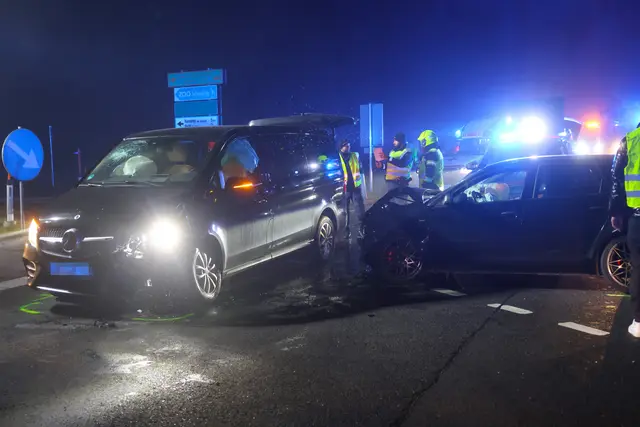 Zwei Pkw krachen bei der Auffahrt zur A8 bei Pichl im dichten Nebel zusammen – drei verletzte Personen. | Foto: laumat.at