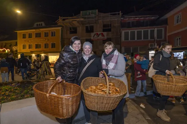 Bürgermeisterin Tanja Kreer, Christine Schäffer sowie Elisabeth Thaler (von links) von der Plusregion verteilen die Martins-Kipferl zum Teilen. | Foto: Photoartmila