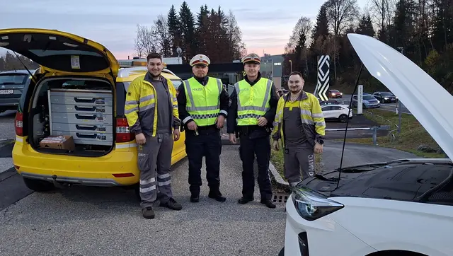 Zwei Polizisten sowie zwei Techniker von ÖAMTC bei der Durchführung der präventiven Verkehrssicherheitsaktion „Licht statt Strafe“. | Foto: ÖAMTC