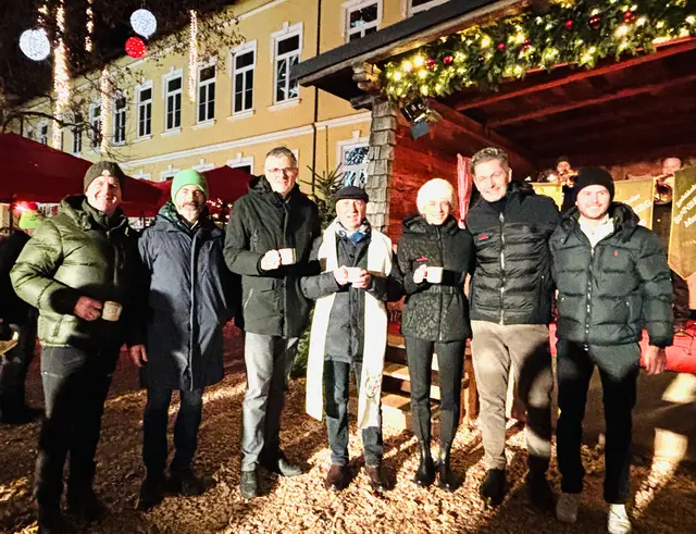 TVB- und Stadtvertreter sowie Stadtpfarrer Michael Struzynski (Mi.) eröffneten die Christkindlmarkt. | Foto: Nikolaus Kogler