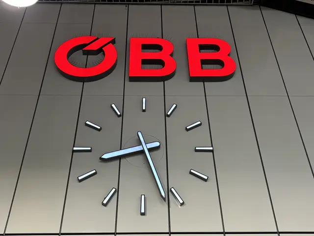 Die große Uhr in der Passage zwischen der U1-Station und dem Hauptbahnhof-Gebäude funktioniert seit der  Zeitumstellung nicht mehr. Eine Reparatur ist noch nicht in Sicht.  | Foto: Johannes Reiterits/MeinBezirk