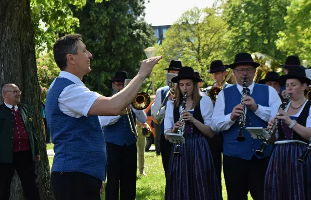 Die Niederwaldkirchner Musiker waren 2024 beim Maibaumaufstellen in Linz vertreten. | Foto: BRS/Schütz