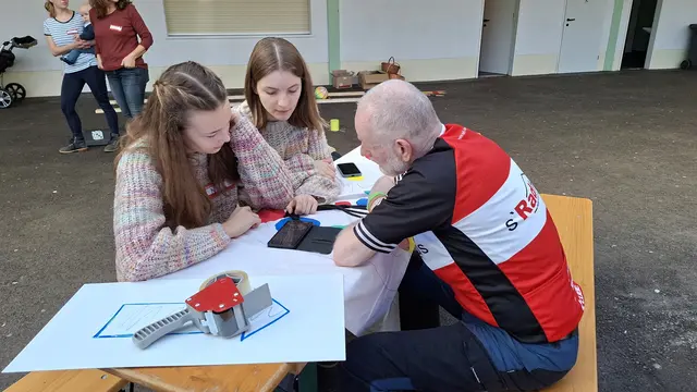 Ein besonderes Highlight war die ErklärBar, betreut von einer Jugendrotkreuzgruppe des BRG Reutte. Hier wurden Fragen rund um Smartphone-Nutzung beantwortet. | Foto: Charly Winkler