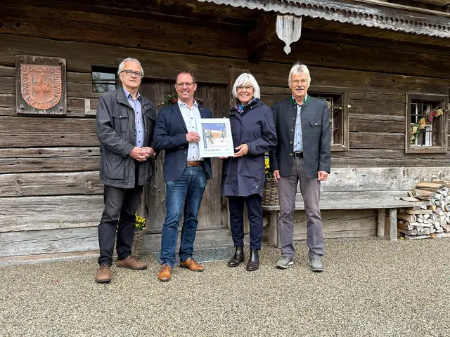 Erste Präsentation der Stille Nacht Briefmarke 2025 vor dem Franz Xaver Gruber Gedächtnishaus in Hochburg-Ach. Von links: Josef Bruckmoser, Bürgermeister Martin Zimmer, Präsidentin Christa Pritz und Kustos Rudi Geier.  | Foto: Hochburg-Ach