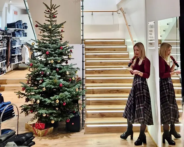 Sandra Durlacher-Laschober führt durch den Abend und moderiert die Modenschau am 28. November 2025, ab 19 Uhr. | Foto: Modehaus Laschober