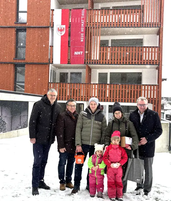 Bgm. K. Winkler, M. Pollo, J. Tratter, einziehende Familie. | Foto: Nikolaus Kogler