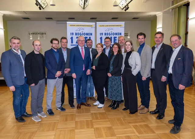 Bei der LEADER-Fachveranstaltung in der Gartenbauschaule Langenlois wurde ein starkes Zeichen für LEADER gesetzt: LAbg. Lukas Michlmayr, Moderator Christian Haider (Dorf- und Stadterneuerung GmbH), Bernhard Fürnkranz (Agrarmarkt Austria), Harald Schwaiger (Ecoplus), Landeshauptfrau Stv. Stephan Pernkopf, LAbg. Josef Edlinger, Bettina Rehwald (Eisenstraße Niederösterreich), LAbg. Franz Linsbauer, Eva Eichinger-Kollermann (Amt der NÖ Landesregierung), Wolfgang Löberbauer (Amt der OÖ Landesregierung), Marion Gotthard (Amt der NÖ Landesregierung), LAbg. René Lobner, Bgm. Werner Krammer (Obmann Eisentraße Niederösterreich), Harald Kraxner (LEADER Region Holzwelt Murau) | Foto: NLK Burchhart