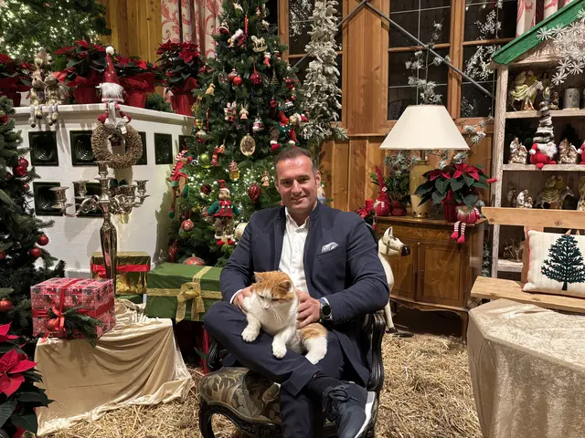 Der Geschäftsführer von Gut Aiderbichl, Dieter Ehrengruber, freut sich über die Rückkehr der Sendung „Weihnachten auf Gut Aiderbichl". | Foto: Emanuel Hasenauer