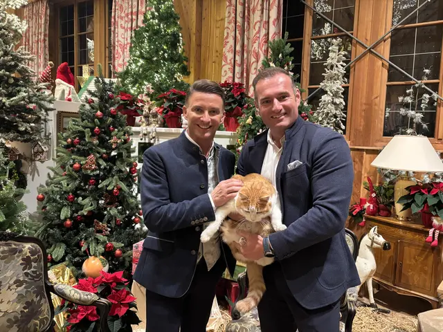 Der Moderator der Sendung Marco Ventre (links) mit Gut-Aidernbichl- Geschäftsführer Dieter Ehrengruber.  | Foto: Emanuel Hasenauer