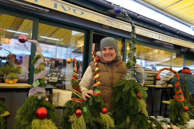 Conny Waltl hat nicht nur Adventkränze, sondern auch entzückende Wichtel gebastelt. | Foto: Katrin Pinter/MeinBezirk.at