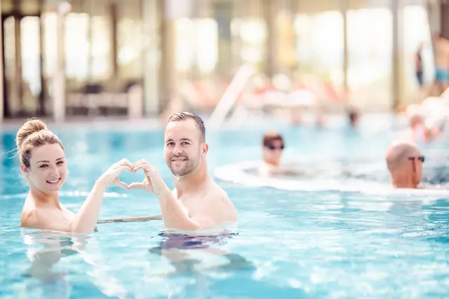 Gemeinsame Zeit zur Entspannung gibt es bei Hotel &amp; Therme NOVA am Black Friday um 15 Prozent günstiger. | Foto: Die Abbilderei