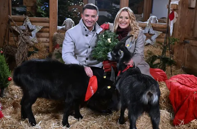 Erstmals führen Stefanie Hertel (rechts) und Marco Ventre (links) gemeinsam durch die Weihnachtssendung. | Foto: Gut Aiderbichl
