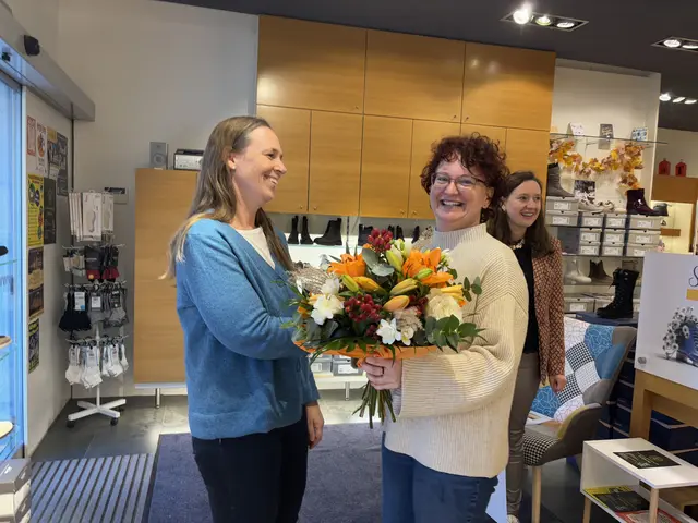 Blumen von Viktoria Kastner an ihre Kundin und Gewinnerin Magdalena Hajek | Foto: Lauren Fahrenberger / MeinBezirk