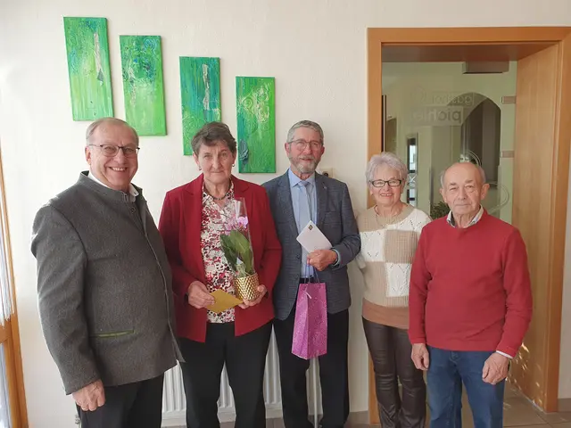 Die NÖ Senioren gratulierten Gertrude und Franz Bauer zum Ehejubiläum. | Foto: NÖ Senioren