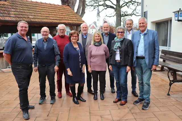 Der PVÖ-Bezirksvorstand mit Hitzendorfs Vzbgm. Werner Roth und St. Oswalds Vzbgm. Leo Klimacsek sowie SP-Regionalgeschäftsführer Gerald Murlasits (2.v.r.) vor dem Hintergrund der Wundschuher Kirche. | Foto: Edith Ertl