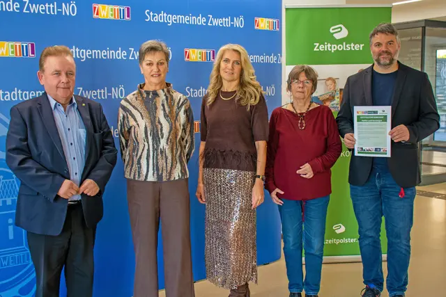 Zwettl unterstützt aktiv die Initiative „Zeitpolster“, im Bild: Bürgermeister LAbg. ÖkR Franz Mold (l.) und Stadtrat Daniel Ruttinger (r.) mit Margarete Karner, Teamleiterin Elisabeth Wiesmüller und Sylvia Körbler von Zeitpolster Zwettl. | Foto: Stadtgemeinde Zwettl