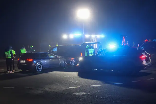 Zwei Pkw krachen bei der Auffahrt zur A8 bei Pichl im dichten Nebel zusammen – drei verletzte Personen. | Foto: laumat.at
