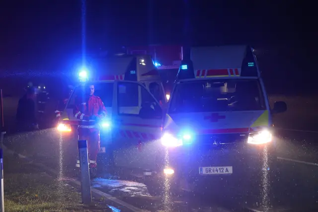 Zwei Pkw krachen bei der Auffahrt zur A8 bei Pichl im dichten Nebel zusammen – drei verletzte Personen. | Foto: laumat.at