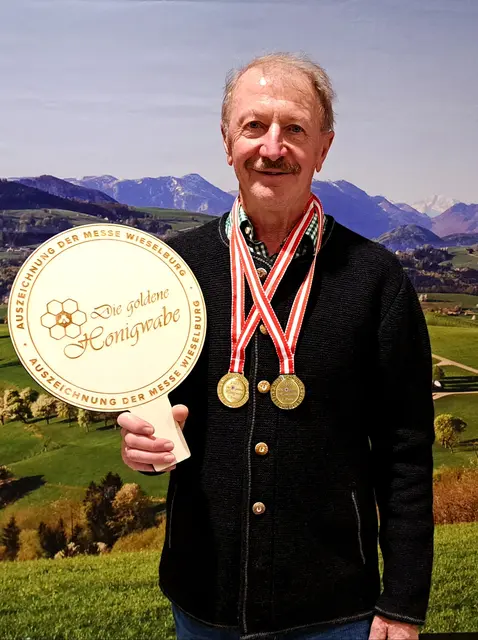 Gottfried Maureder erhielt zwei Goldmedaillen. Seine Honige sind bei Spar Jauker in St. Martin erhältlich. | Foto: Maureder