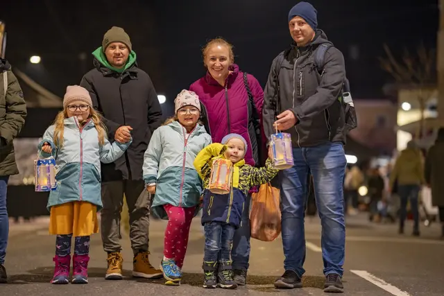 Ein besonderer Höhepunkt war der Laternenumzug, bei dem viele Kinder mit Laternen durch das Marktzentrum zogen | Foto: Photoartmila
