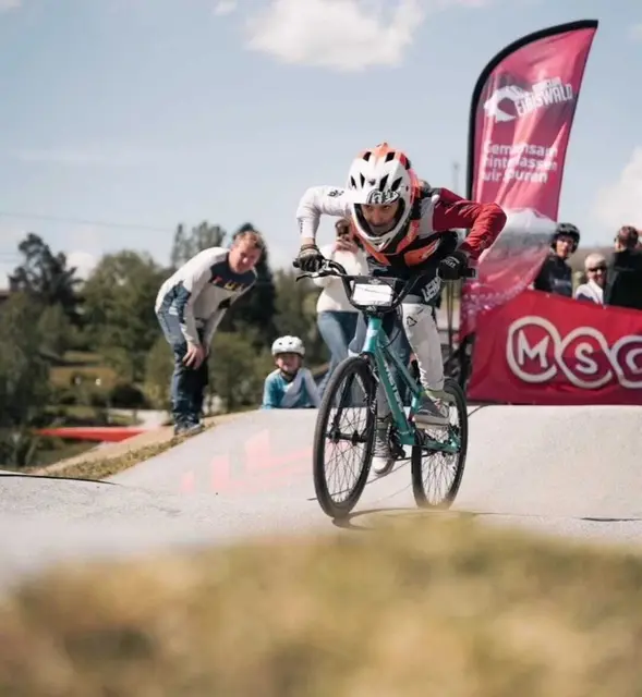 Julian Mayr unterwegs am Pumptrack. | Foto: Martin Fabian
