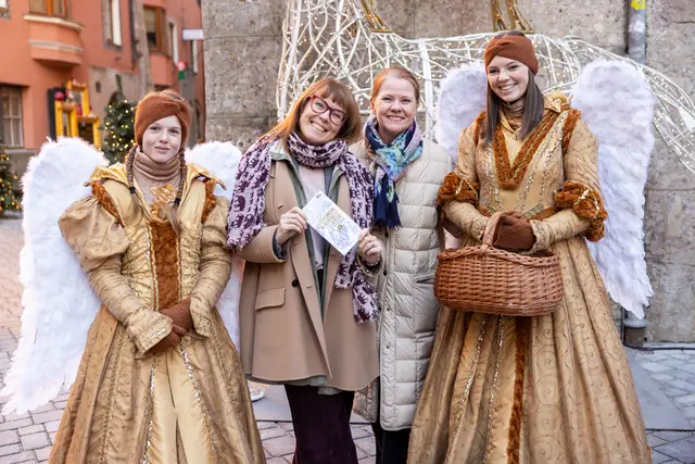 Theresa Minatti-Einwaller (l.) und Barbara Wolf-Einwaller vom Modehaus Einwaller unterstützen das Projekt in der Märchengasse als Patinnen. Im Bild mit den Engeln der Bergweihnacht. | Foto: Thomas Steinlechner