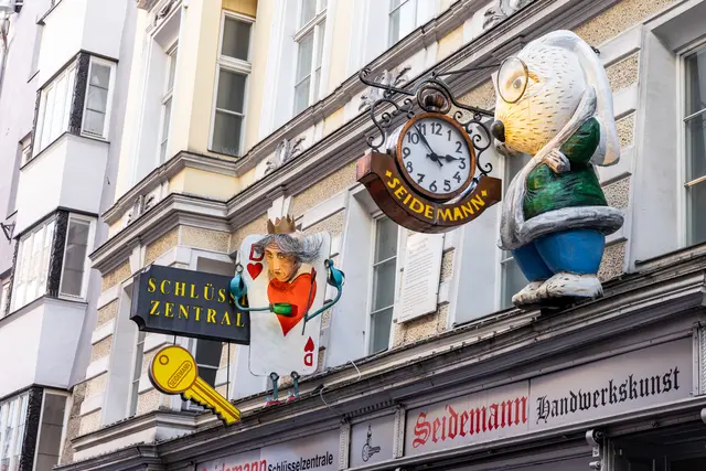 Neue Figuren, vertraute Geschichten: Alice im Wunderland bereichert die Innsbrucker Märchengasse. | Foto: Thomas Steinlechner