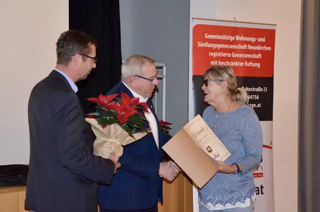 Vorstandsobmann der Siedlungsgenossenschaft Neunkirchen Martin Weber und Bürgermeister Helmut Berger gratulierten Silvia Herzog, die seit 1974 in dieser Wohnhausanlage lebt. | Foto: Elisabeth Peinsipp