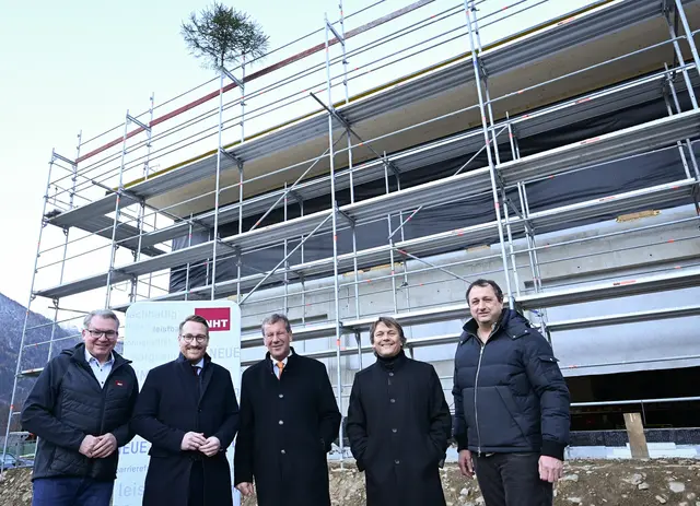 NHT-Geschäftsführer Johannes Tratter, LH-Vize Philip Wohlgemuth, Bürgermeister Jakob Wolf, Architekt Conrad Messner und Stefan Auer freuen sich über den zügigen Baufortschritt beim neuen „Haus der Kinder“. | Foto: NHT