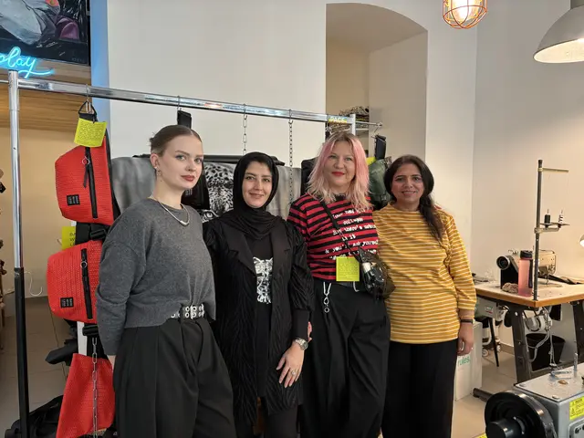 Annamaria Tolvaly (2. v. r.) zusammen mit ihren Heldinnen des Ateliers "Bags With Legs". | Foto: Matthias Pandrea/Mein Bezirk