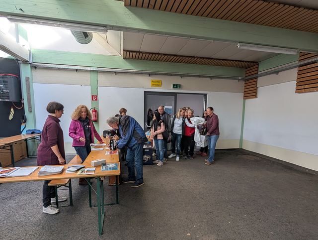 Fast 80 Reparaturaufträge wurden von den Helferinnen am Empfang entgegengenommen. | Foto: Charly Winkler