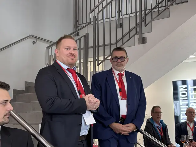 Geschäftsführer Michael Benninger (li.) begrüßt mit Firmengründer und Seniorchef Günter Benninger (re.) die Gäste. | Foto: MeinBezirk/Latzelsberger