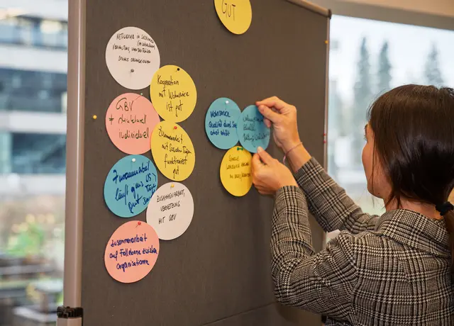 Kürzlich fanden in der TriBühne Lehen die ersten Beteiligungs-Workshops mit insgesamt 70 Expertinnen und Experten aus Zivilgesellschaft und Verwaltung statt. | Foto: Stadt Salzburg