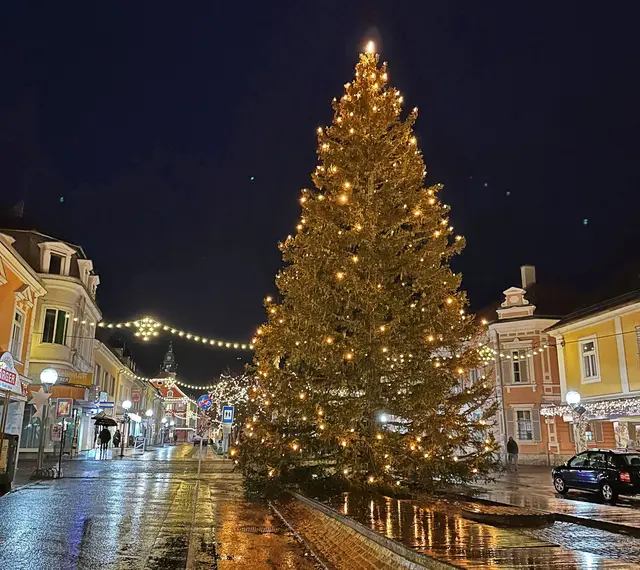 Die Lichterbaumentzündung am Hauptplatz der Bezirksstadt steigt am 21. November (18 Uhr), Kinder, der Musik- und Kunstschule sind dabei.  | Foto: Stadtgemeinde Deutschlandsberg