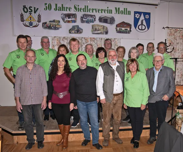 Vorne v.l. Schauspieler Laurenz, Sonja, Willi, Musiker Kurt Hohnholz, Gisela Peutlberger-Naderer, Ehrenobmann Alfred Spannring. Hinten v.l. Ferdinand Wallerberger, Rudi Popp-Hilger, Hans Arthofer, Anni Arthofer, Obmann Joh. Aigner, Ehrenobmann Joh. Summereder, Renate Grasböck,
Berthold Grasböck, Maria Kammerhuber, Eva Aigner, Veronika Bachmayr, Otto Bachmayr, Karl Lungenschmid | Foto: G. Sittenthaler