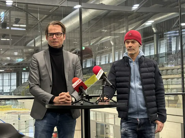 Pressekonferenz mit schlechten Nachrichten: Bürgermeister Matthäus Bachernegg und Rene Ranner, Leiter des Sportzentrums. | Foto: MeinBezirk/Angelika Kern