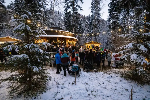 Ein kleiner Adventmarkt in bezaubernder Umgebung im Wald am Kneippweg in Scheffau.  | Foto: Wilderkaiser.info