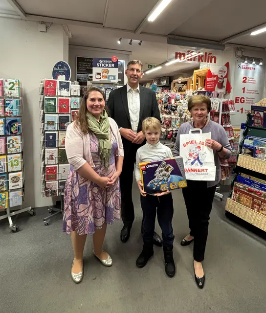Der Preis wurde im Spielwarengeschäft Bannert übergeben. Auch Bezirkschef Markus Figl (ÖVP) und Geschäftsführerin Bannert (r.) waren dabei. | Foto: BV1