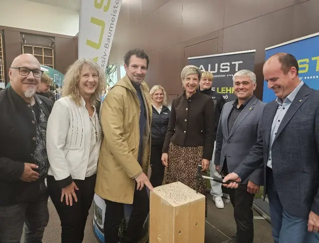 PTS-Schulleiter Günter Perlega, MS-Direktorin Sandra Steineder-Storch, Landtagsabgeordneter René Lobner, Bezirkshauptfrau Mag.a Claudia Pfeiler-Blach, Bürgermeister Elmar Schöberl,  Landtagsabgeordneter René Zonschits beim Nageln.  | Foto: Stadtgemeinde Zistersdorf