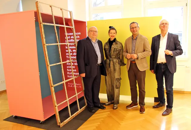 Die Künstlerin Theres Cassini mit Kulturstadtrat Mag. Franz Petritz, Kulturabteilungsleiter Mag. Alexander Gerdanovits und Musilmuseumsleiter
Dr. Heimo Strempfl bei ihrer Kunstinstallation "Synthese in der Box". | Foto: StadtKommunikation
