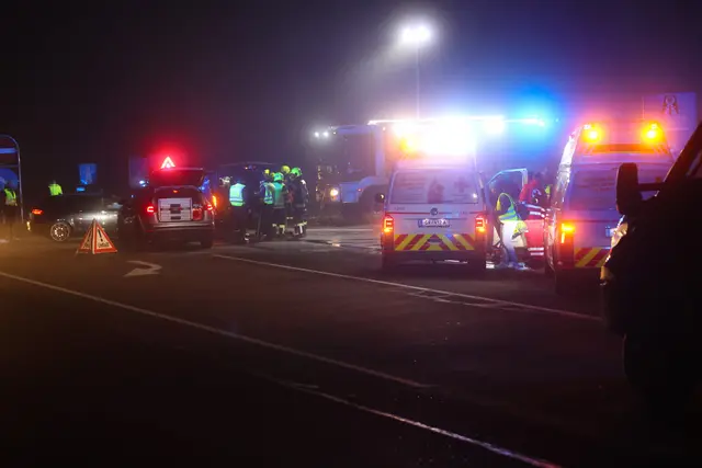Zwei Pkw krachen bei der Auffahrt zur A8 bei Pichl im dichten Nebel zusammen – drei verletzte Personen. | Foto: laumat.at