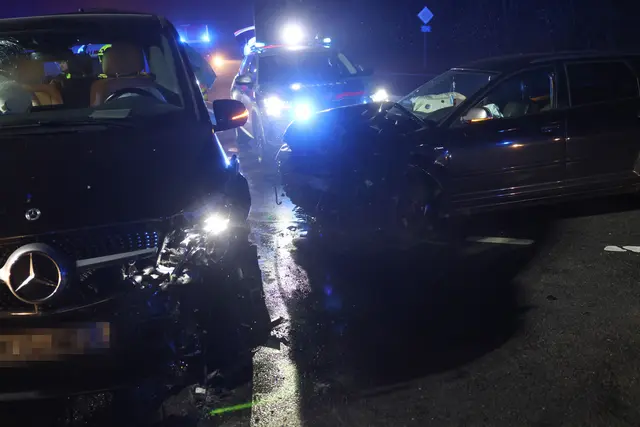 Zwei Pkw krachen bei der Auffahrt zur A8 bei Pichl im dichten Nebel zusammen – drei verletzte Personen. | Foto: laumat.at