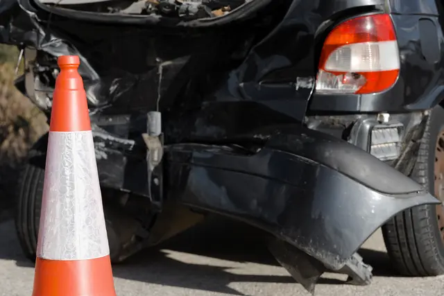 Durch den Auffahrunfall, welchen eine 62-Jährige verursacht habe, habe es den Pkw der 61-Jährigen in ein weiteres Auto und in eine Ampel geschleudert. (Symbolfoto)  | Foto: stock.adobe.com/at/ gradt   