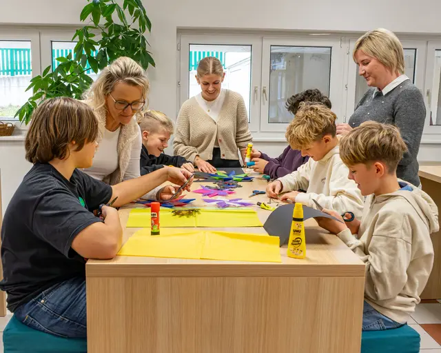 Theo Wöß, Maxi Groiss, Maxim Schuster, Nico Kobben und Mikhail Tulinov – Schüler der 2a; Lehrerin Doris Kraml; sowie Doris Wögerbauer und Anita Katzinger vom Stift Schlägl. | Foto: Stift Schlägl