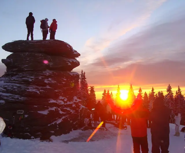 Meteorologisch beginnt der Winter bereits Anfangs Dezember, astronomisch aber erst mit der Wintersonnenwende am 21. Dezember: An diesem Tag erreicht die Sonne ihren Tiefstand, es ist die längste Nacht und der der kürzeste Tag im Jahr. | Foto: Reindl