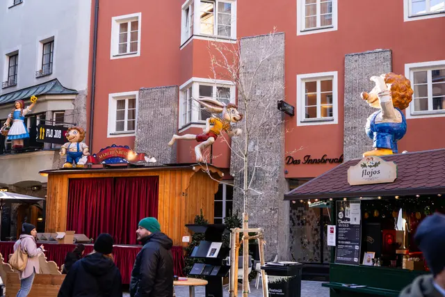 Der Hase und der Igel bringen verschmitzten Wettlauf-Charme in die Märchengasse und laden zu einem augenzwinkernden Zwischenstopp ein. | Foto: Thomas Steinlechner